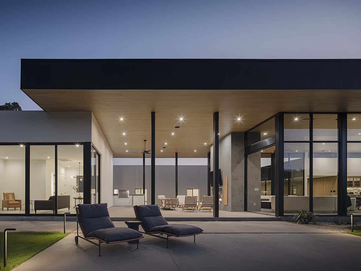 modern-desert-house-patio-at-dusk