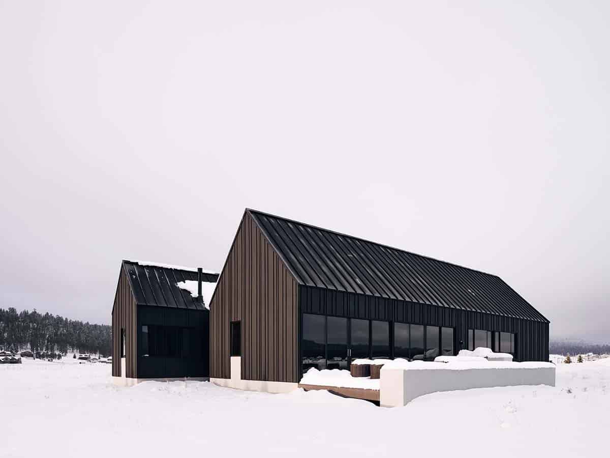modern-scandinavian-mountain-home-exterior-with-snow