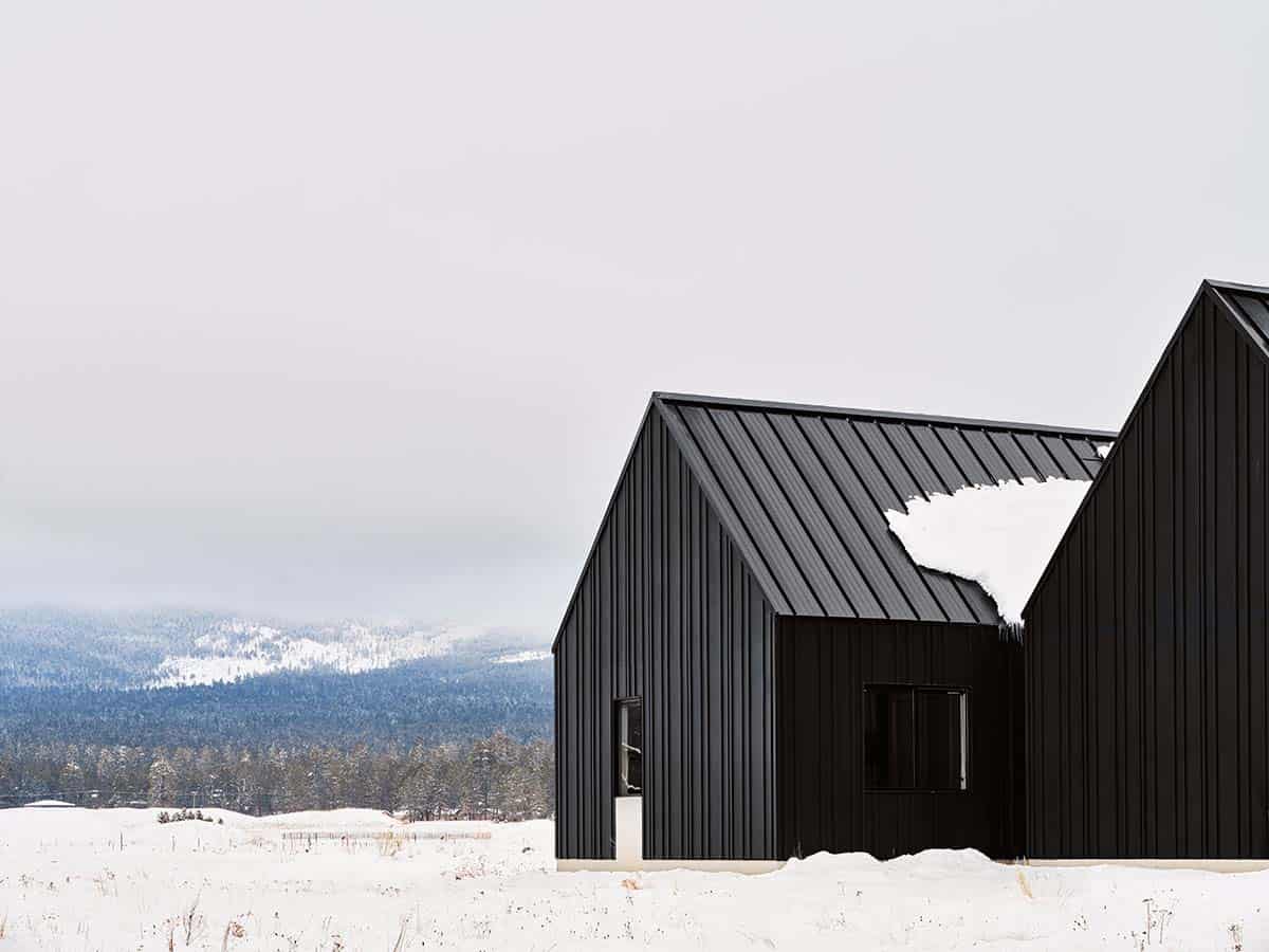 modern-scandinavian-mountain-home-exterior-with-snow