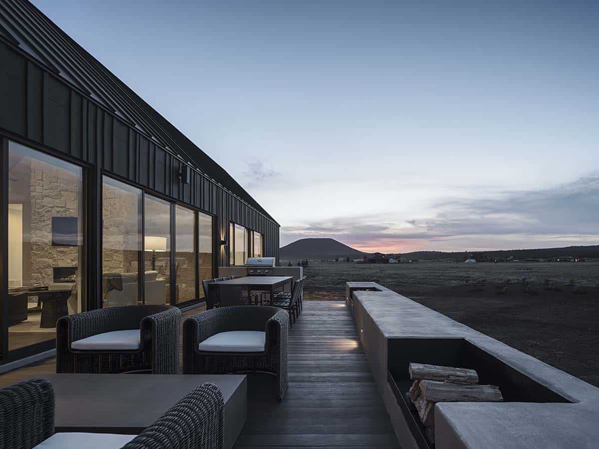 modern-scandinavian-mountain-home-patio-at-dusk