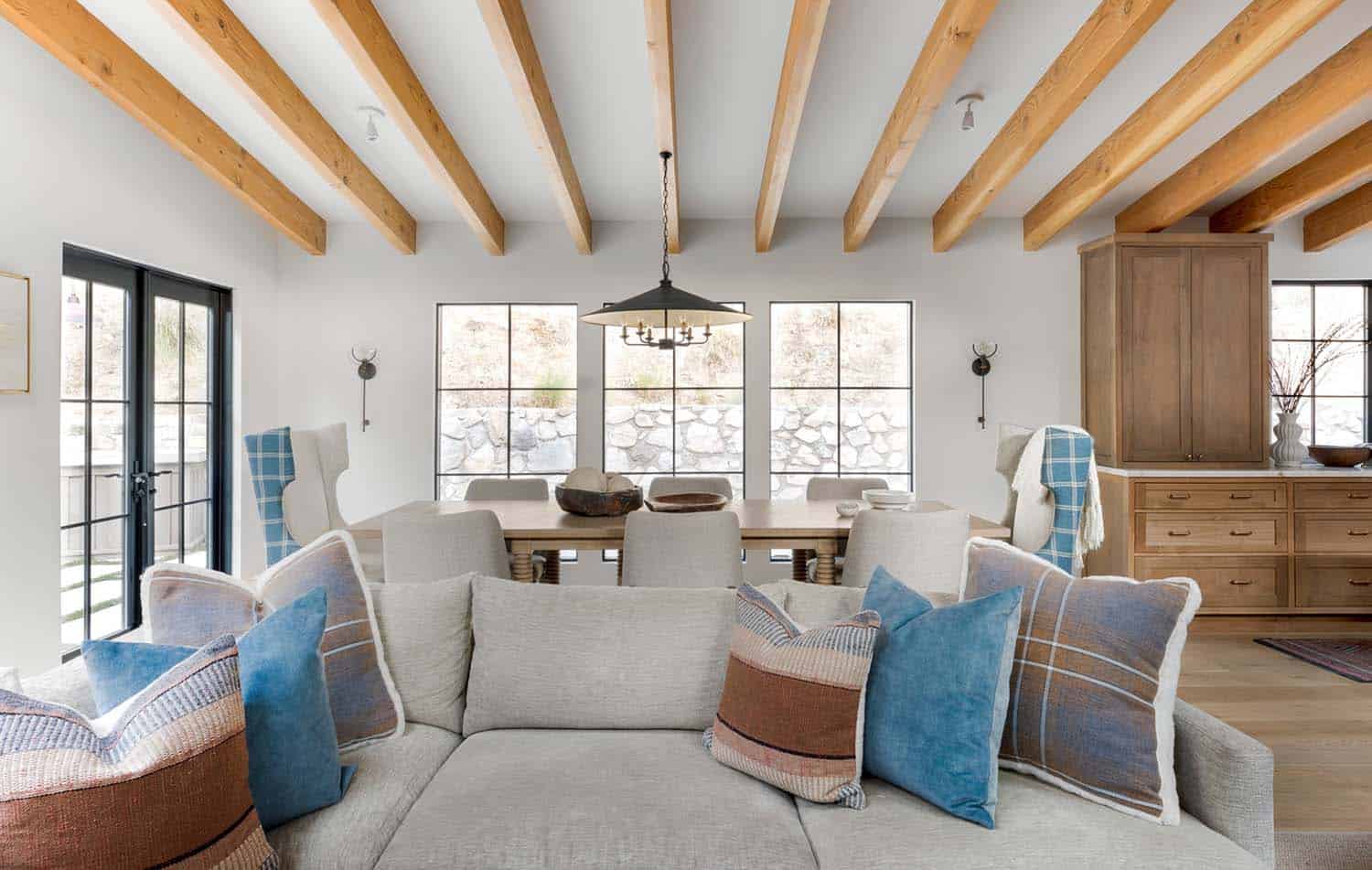 ranch-revival-farmhouse-living-room