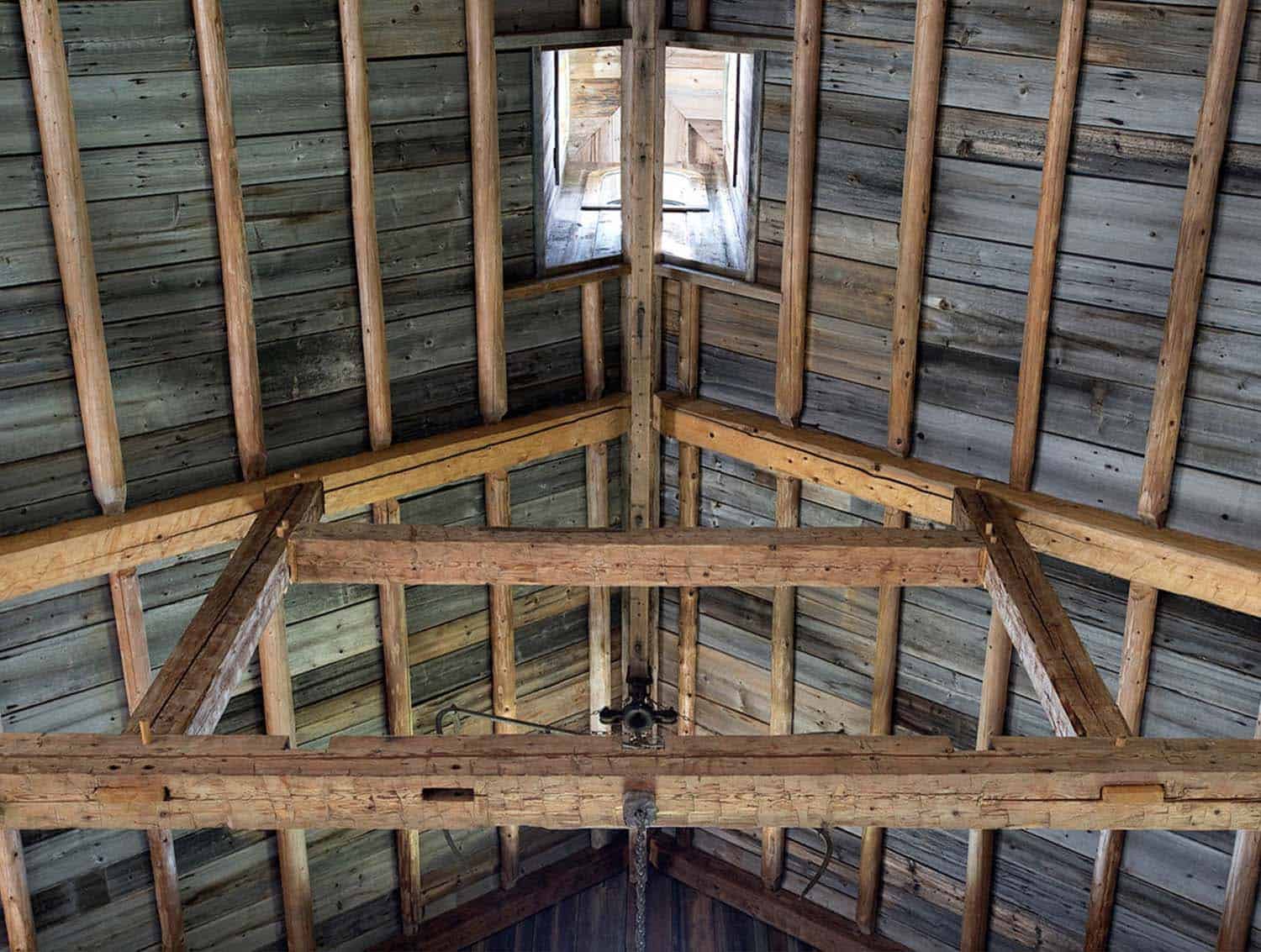 farmhouse-living-room-ceiling
