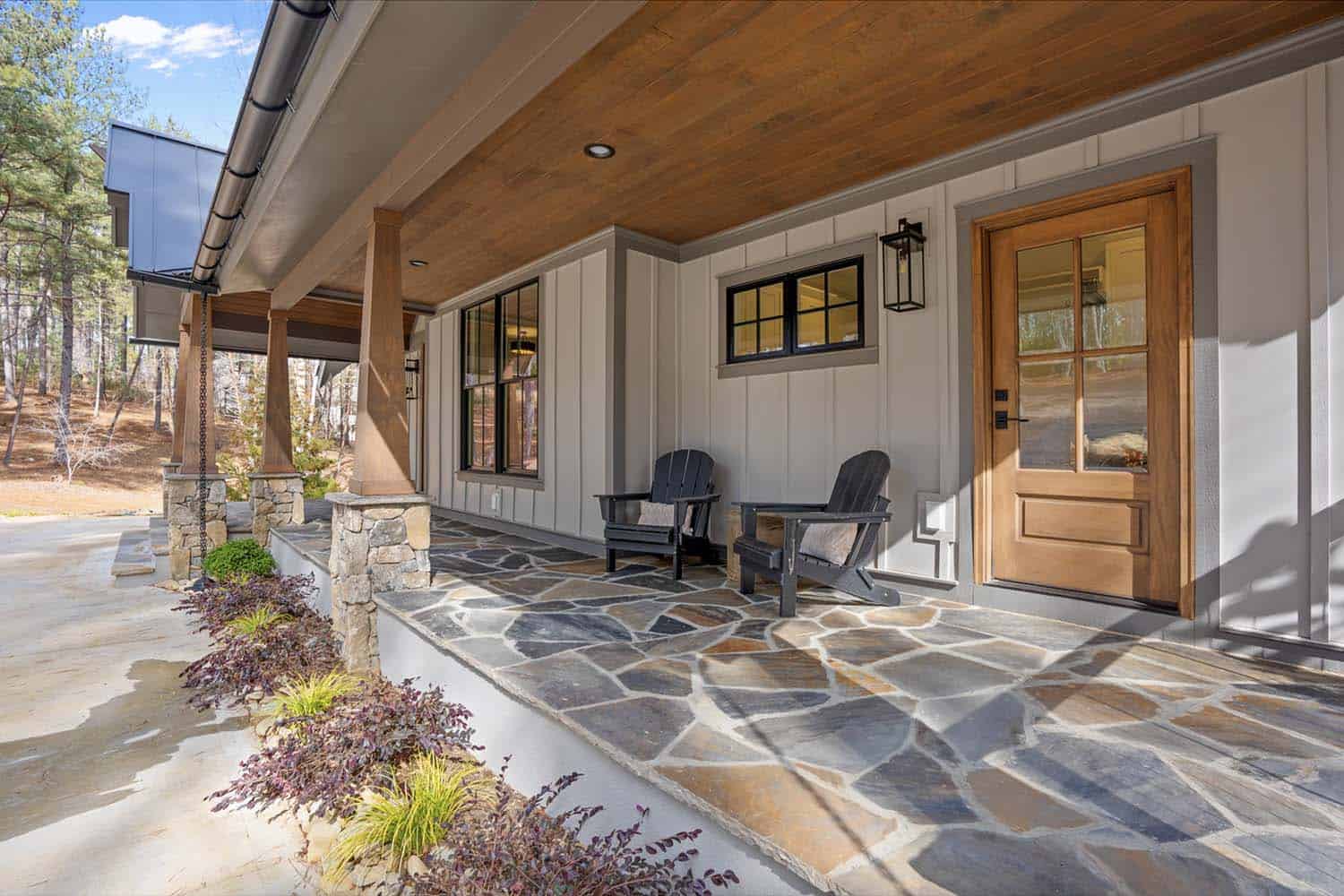 contemporary-lake-house-exterior-front-porch