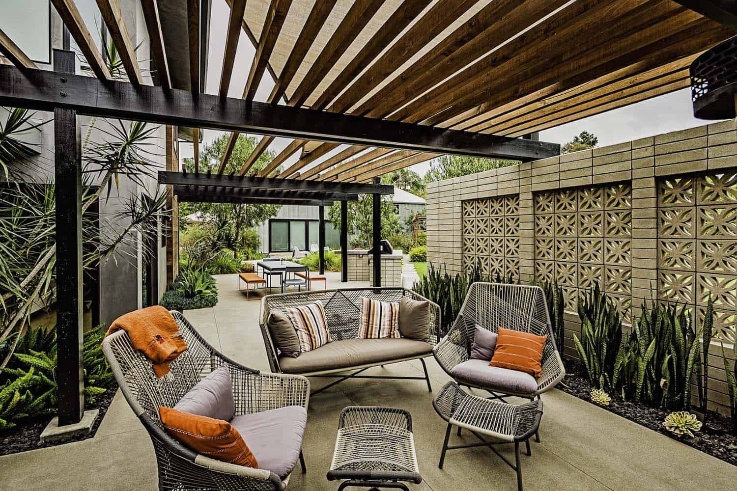 mid-century-modern-style-patio-with-a-pergola-and-oudoor-living