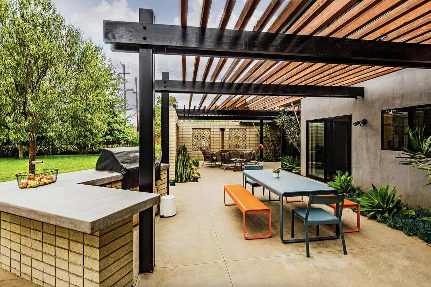 mid-century-modern-style-patio-with-a-pergola-and-oudoor-dining