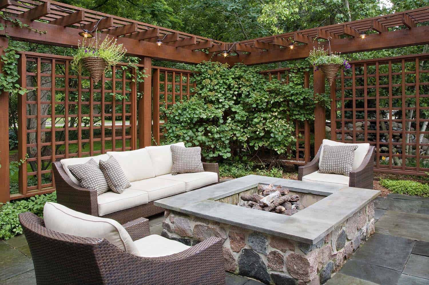 pergola-and-privacy-screen-with-lounge-furniture-and-a-fire-pit
