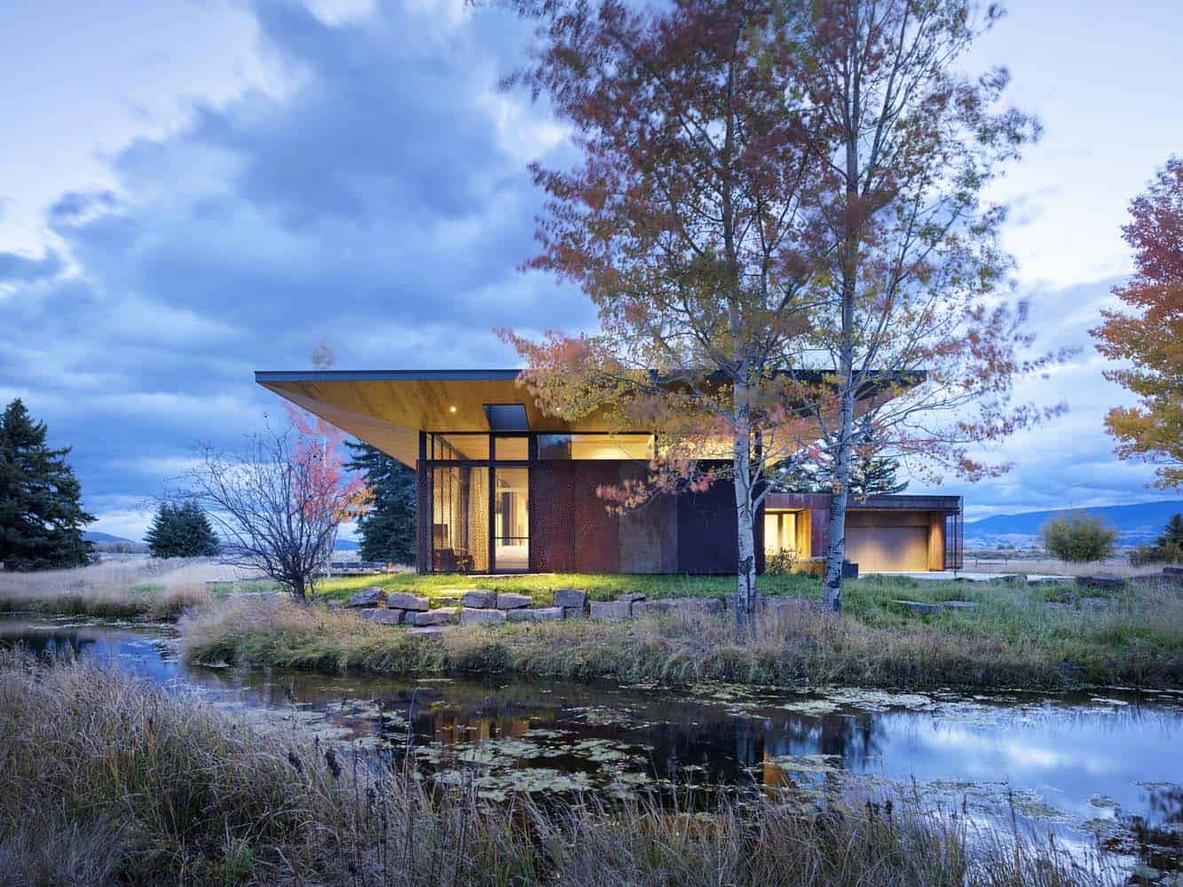 contemporary-guest-house-exterior-at-dusk