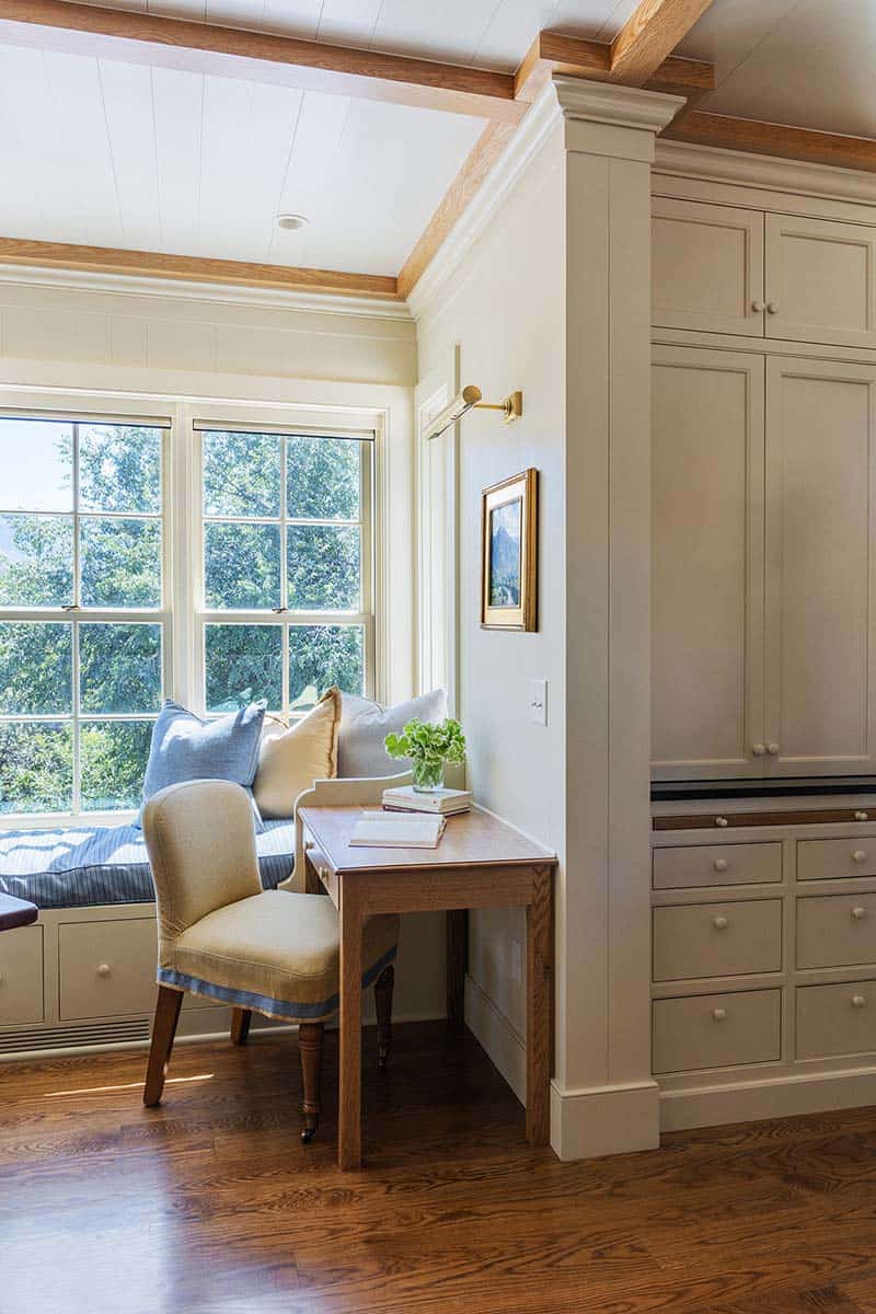 english-cottage-style-window-seat