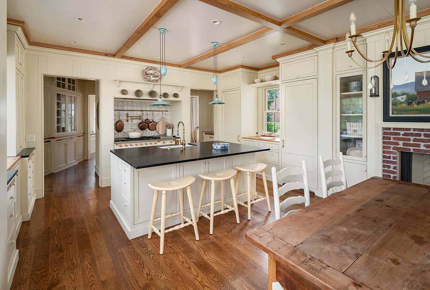 english-cottage-style-kitchen