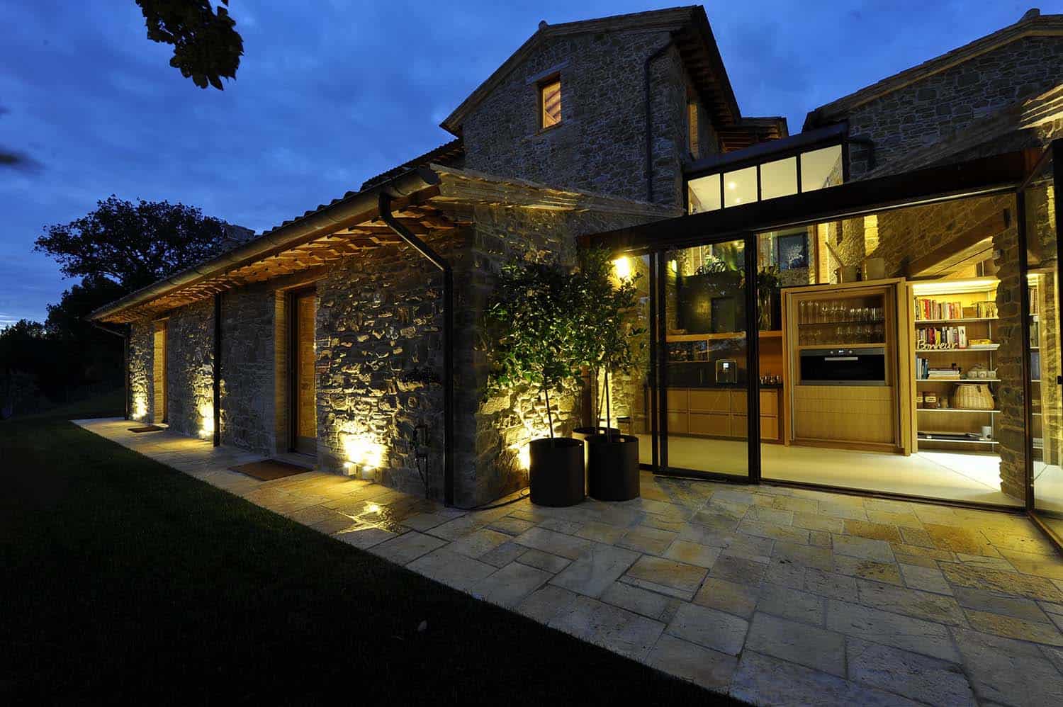 contemporary-countryside-home-exterior-at-dusk