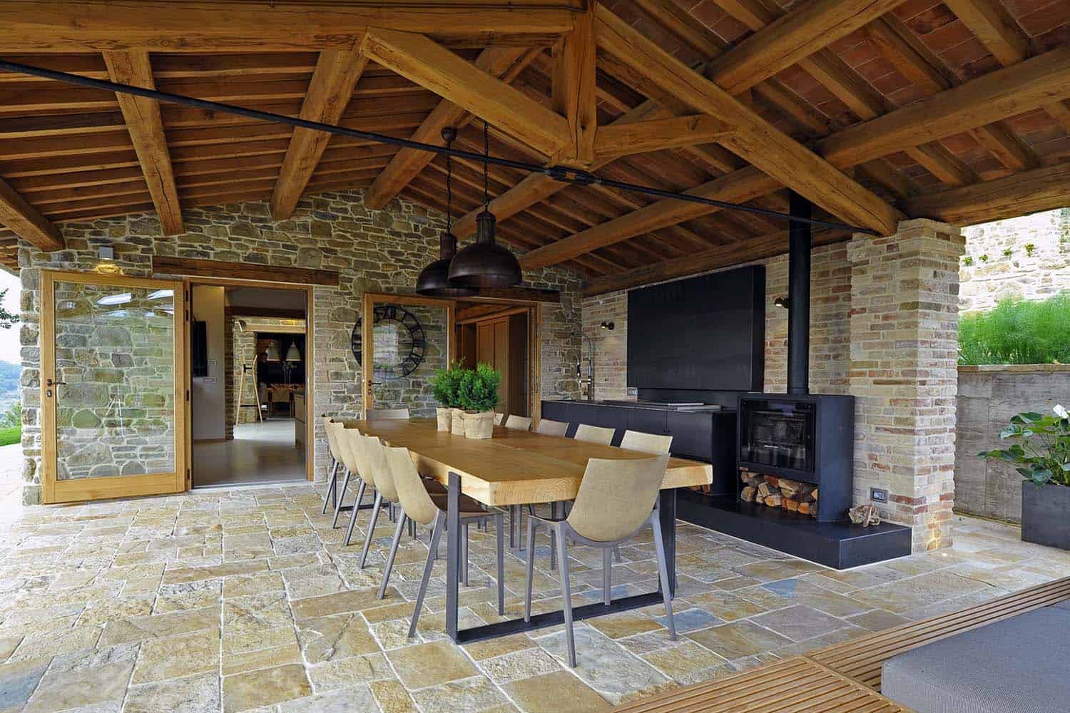 contemporary-countryside-home-covered-patio-with-outdoor-dining