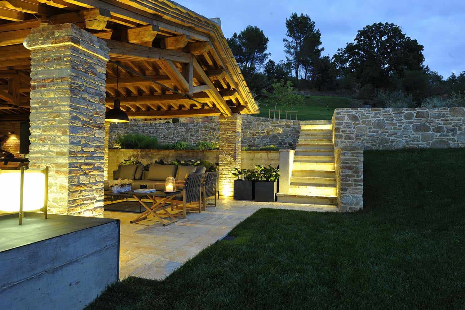 contemporary-countryside-home-covered-patio