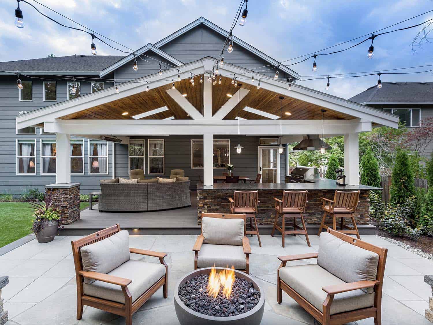 backyard-outdoor-living-with-a-fire-pit