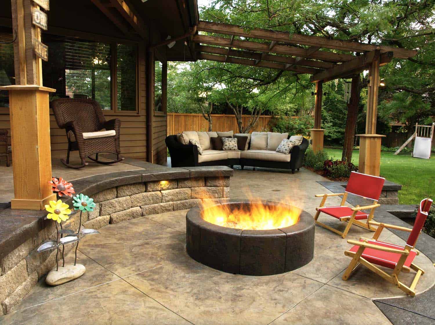 casual-outdoor-seating-areas-with-a-fire-pit