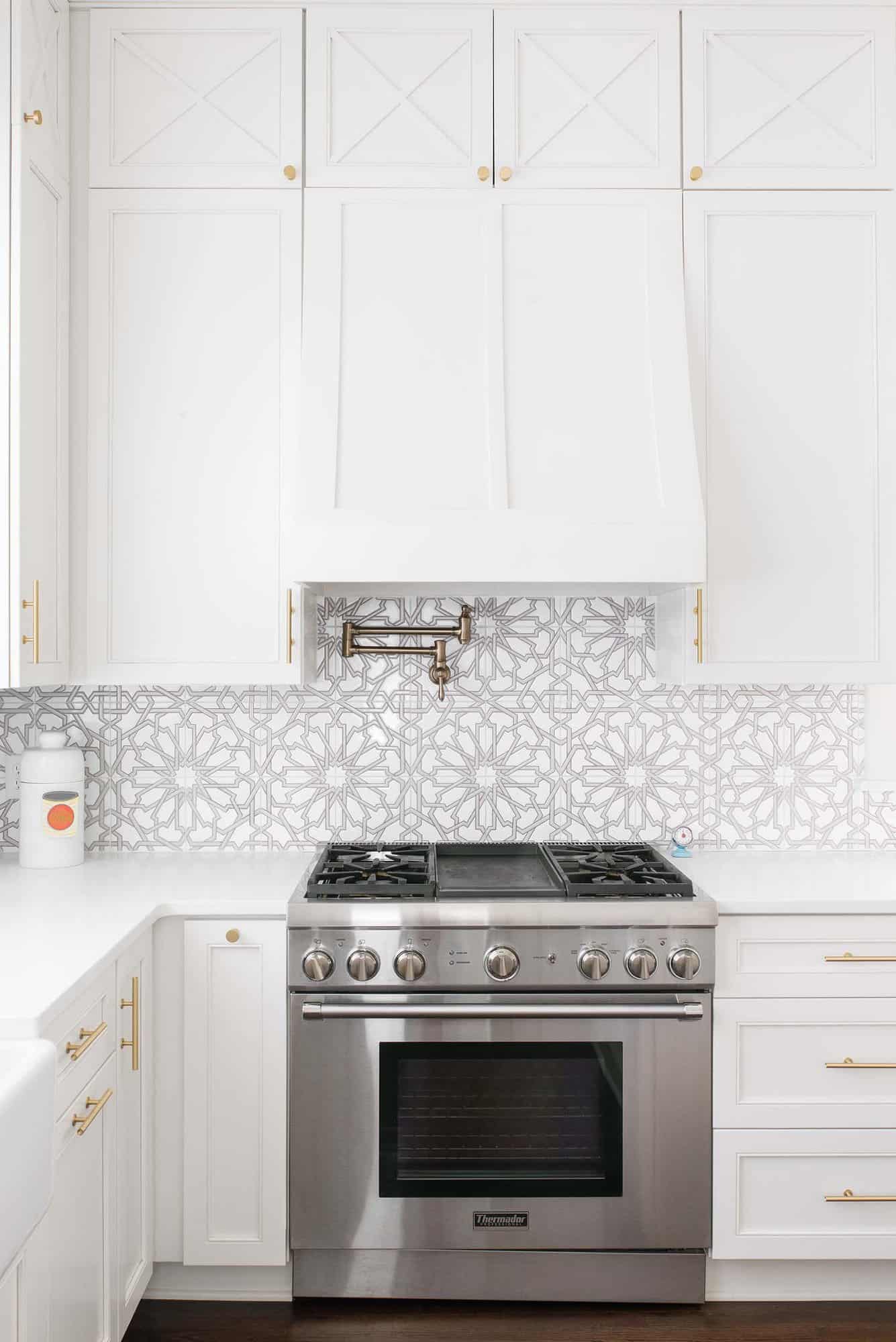 modern-kitchen-with-pattern-backsplash-tile