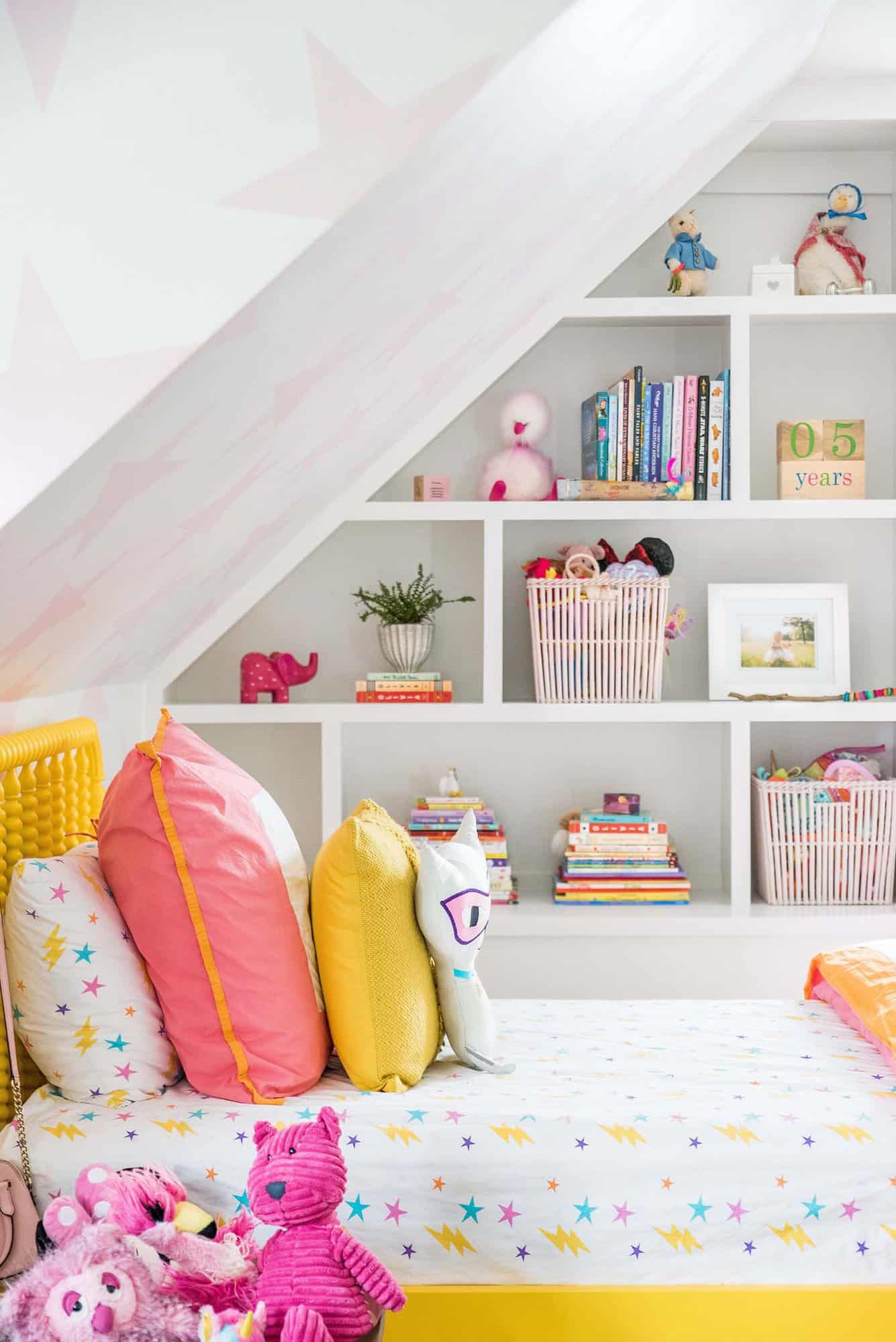 modern-kids-bedroom-with-built-it-shelving