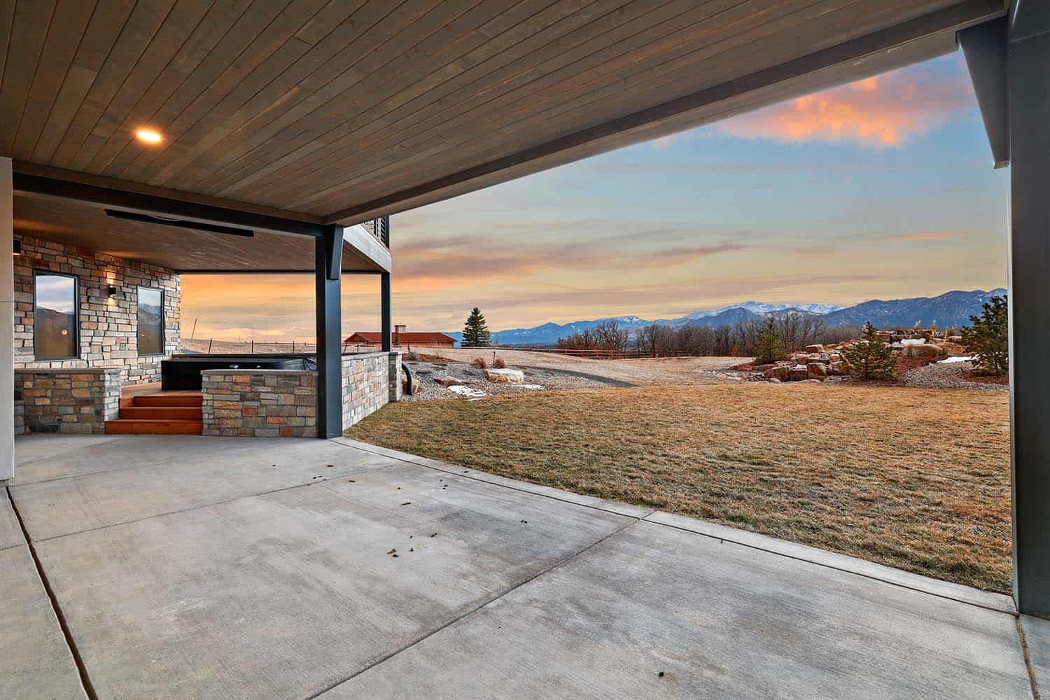 mountain-modern-home-exterior-backyard-patio