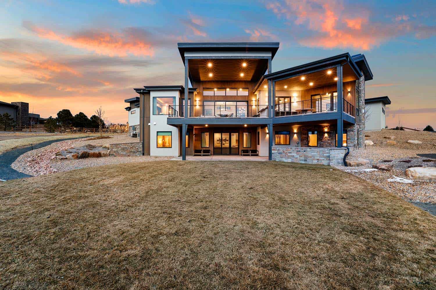 mountain-modern-home-exterior-backyard-at-dusk