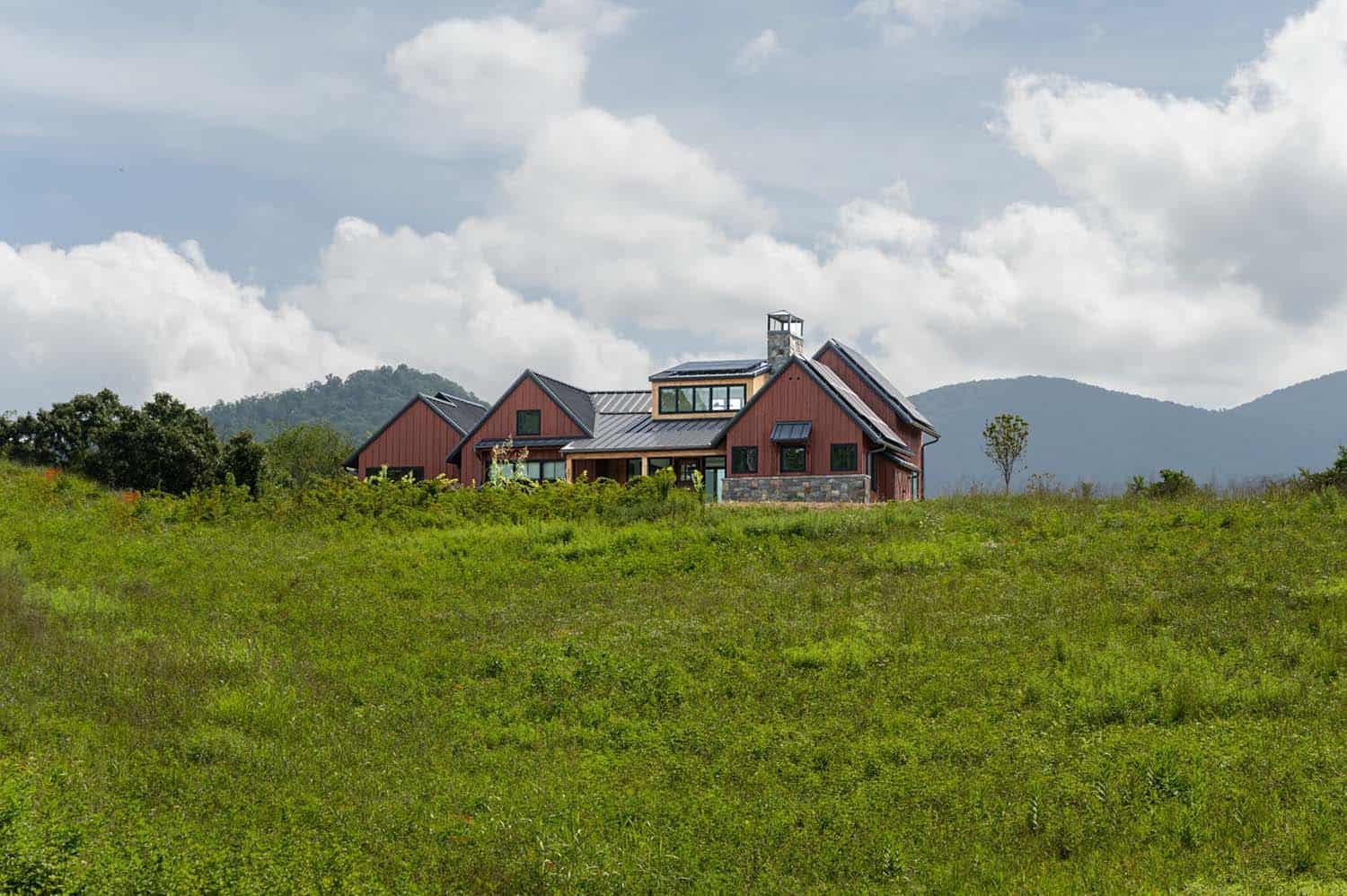 modern-farmhouse-home-exterior-landscape