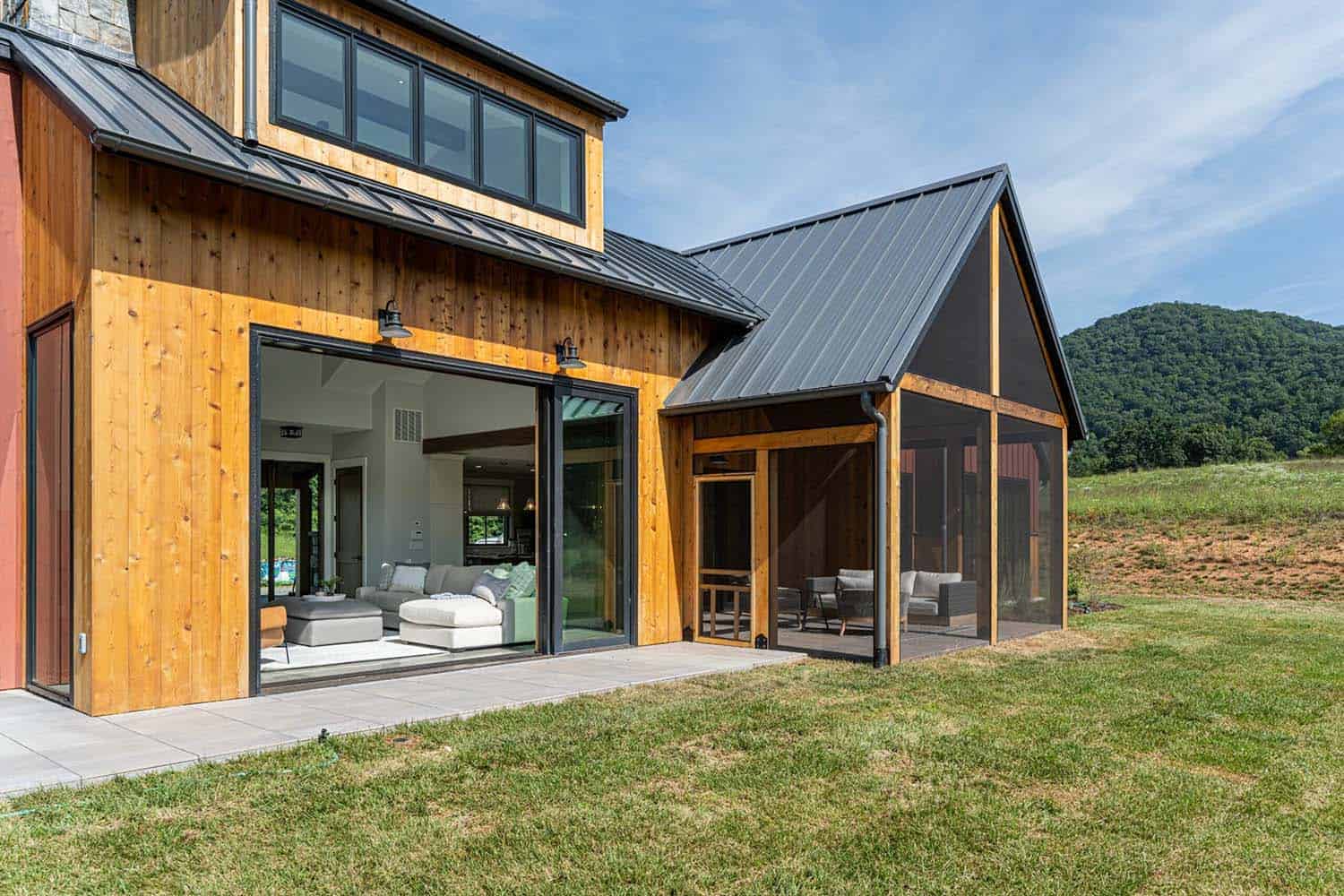 modern-farmhouse-home-exterior