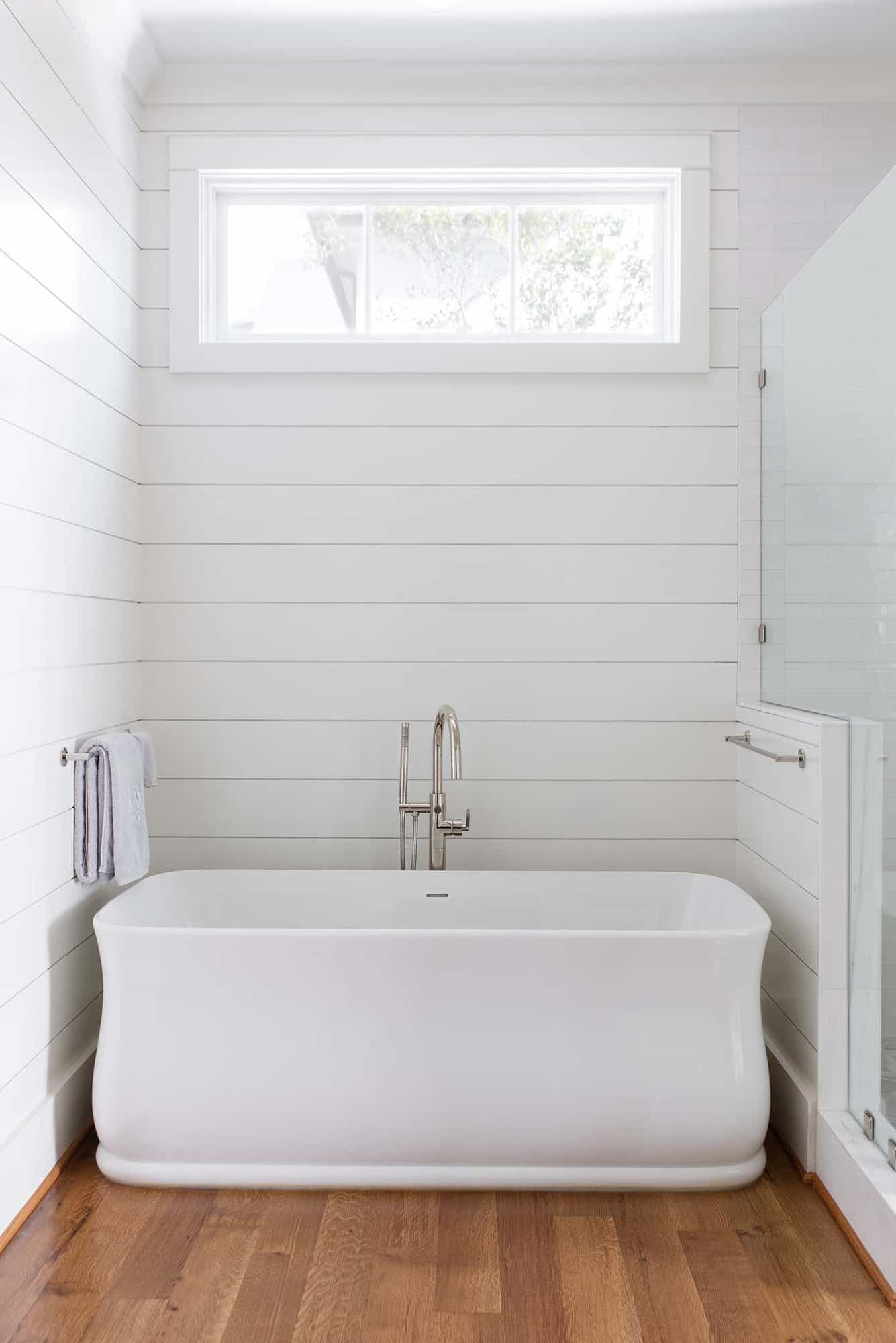 ranch-style-bathroom-with-a-soaking-tub