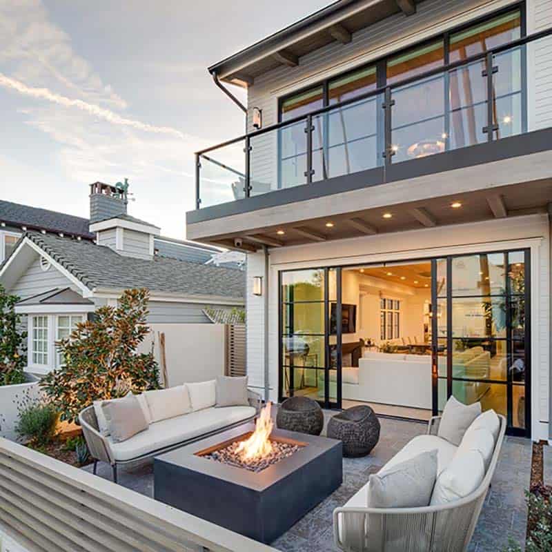 transitional-style-patio-with-a-fire-pit