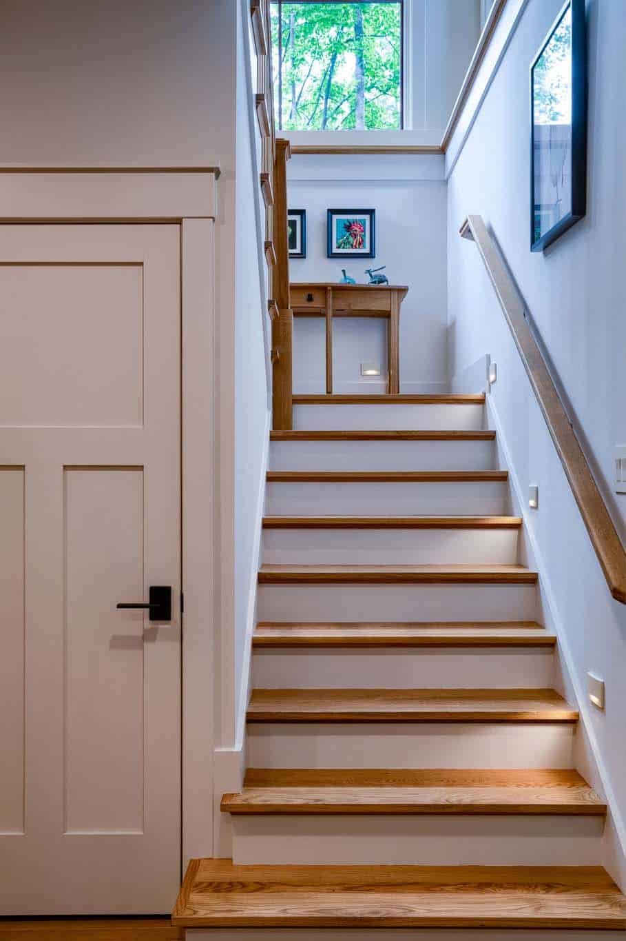 traditional-craftsman-style-staircase