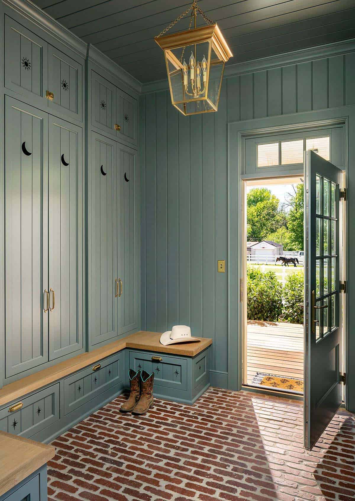 traditional-farmhouse-style-mudroom-entry