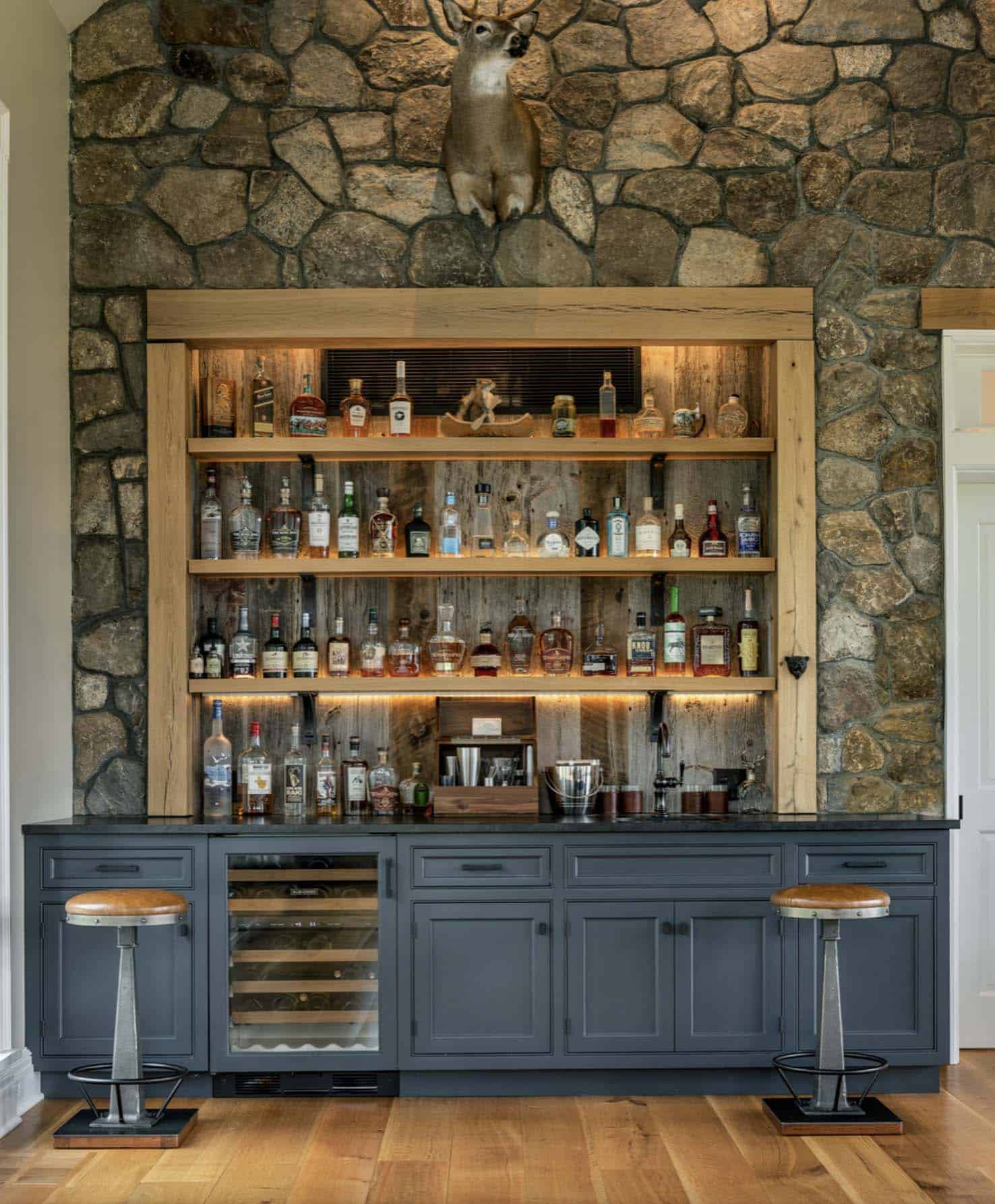 traditional-home-bar