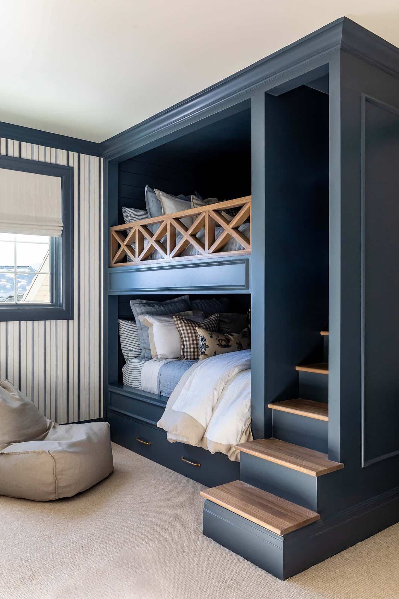 traditional-style-kids-bunk-bedroom
