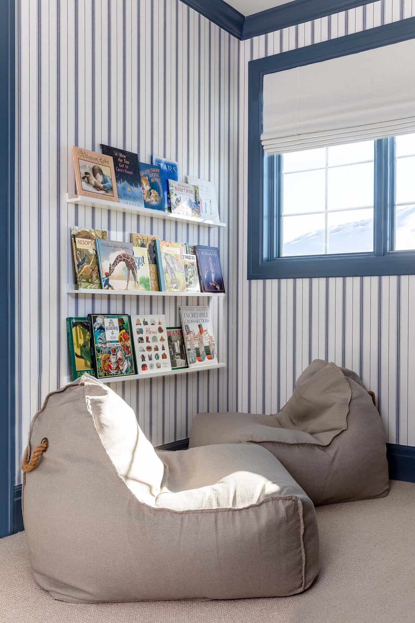 traditional-style-kids-bedroom-reading-nook-with-book-storage