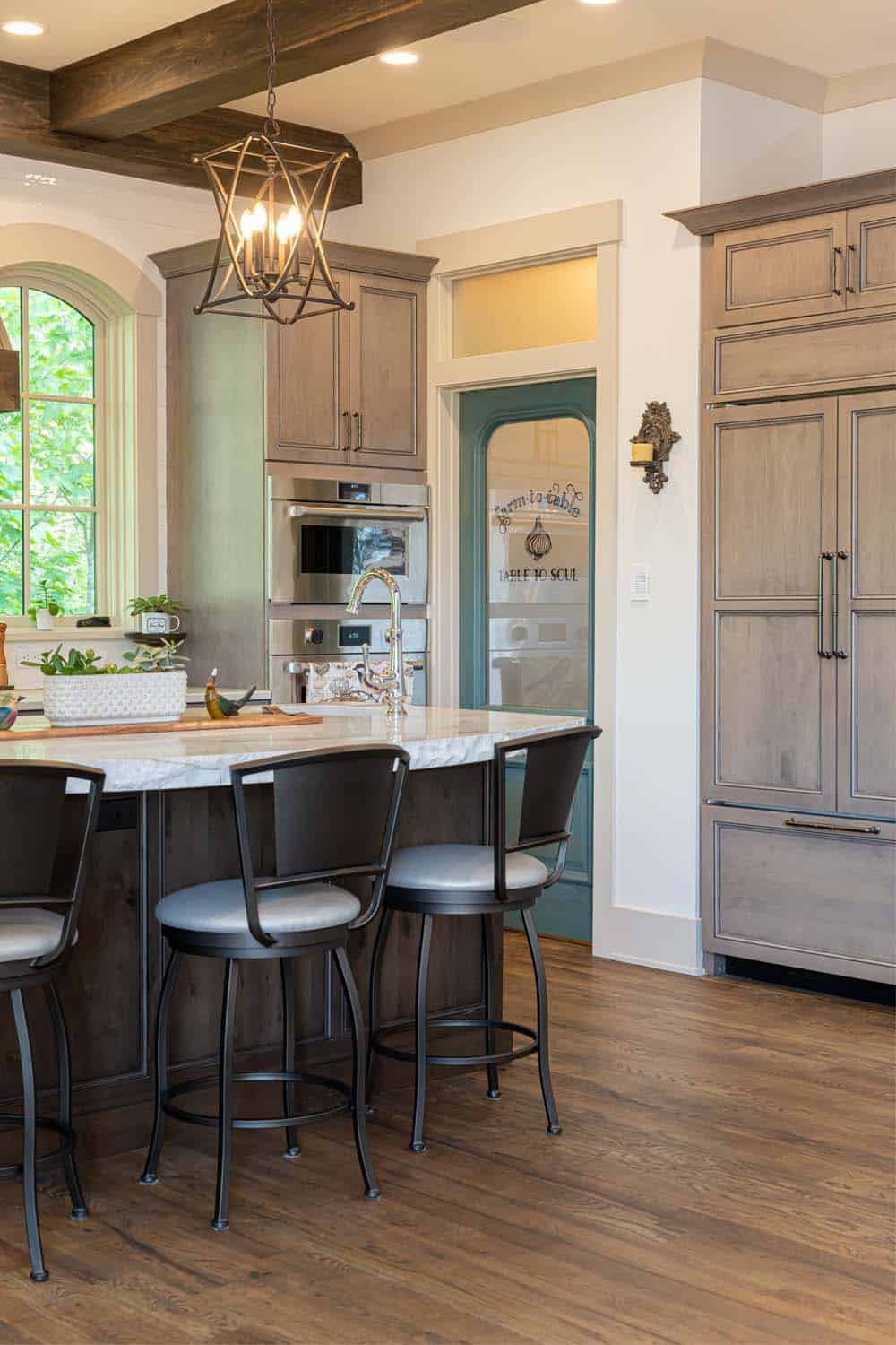 transitional-kitchen-with-counter-stools