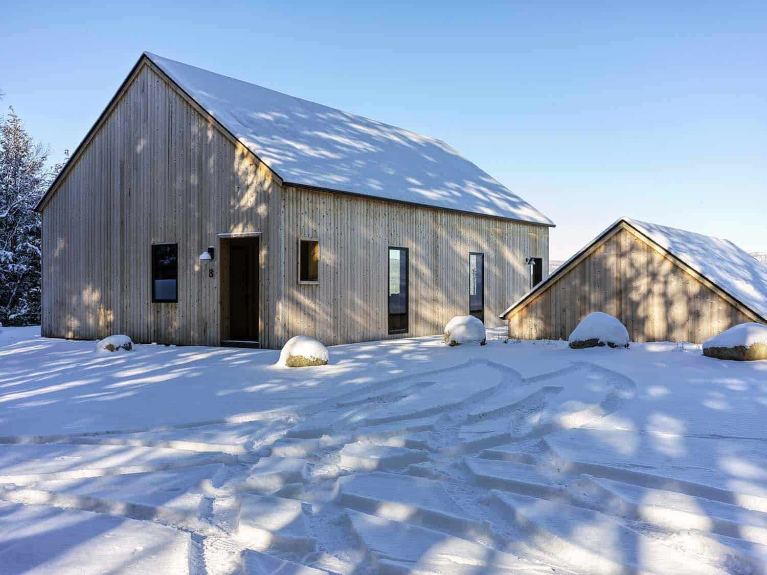 mountain-ski-house-exterior-with-snow