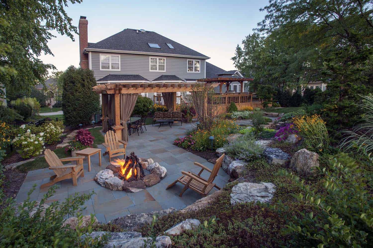 cozy-backyard-gathering-area