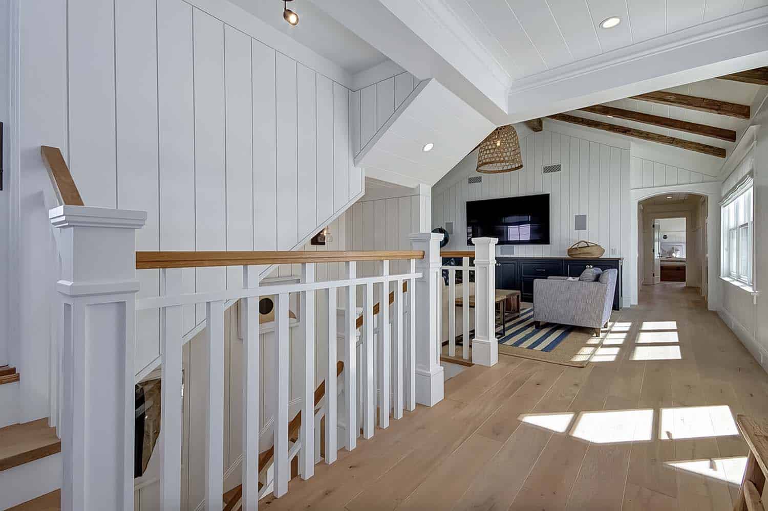 beach-style-upstairs-hallway