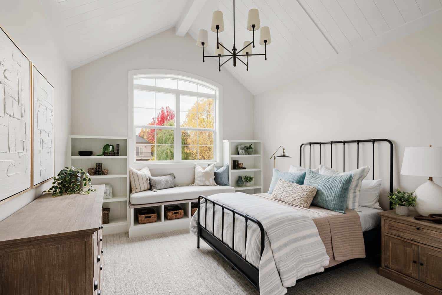 coastal-style-bedroom-with-a-built-in-window-seat