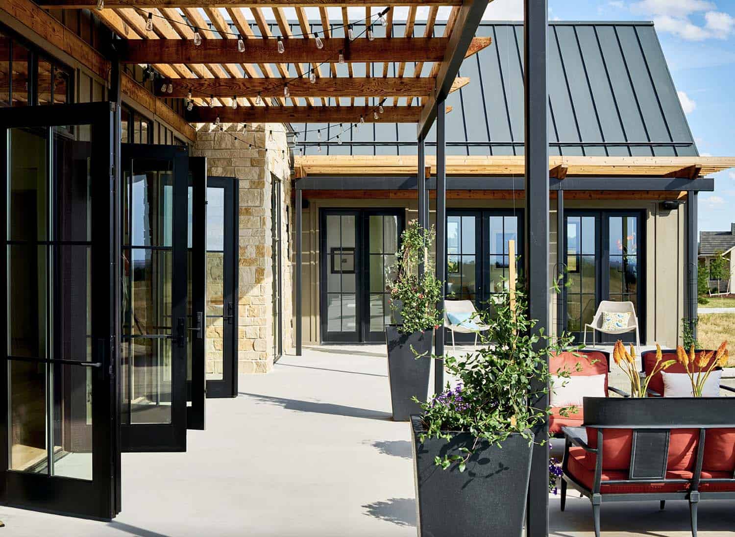contemporary-farmhouse-home-exterior-patio