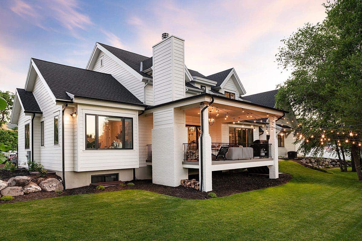 farmhouse-style-home-exterior-backyard