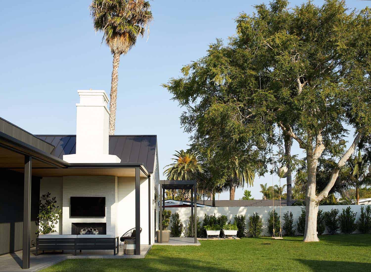 modern-farmhouse-inspired-home-exterior