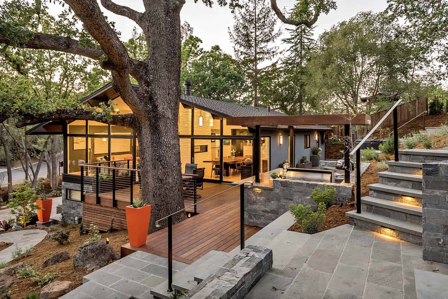 midcentury-modern-backyard-with-a-hillside-deck