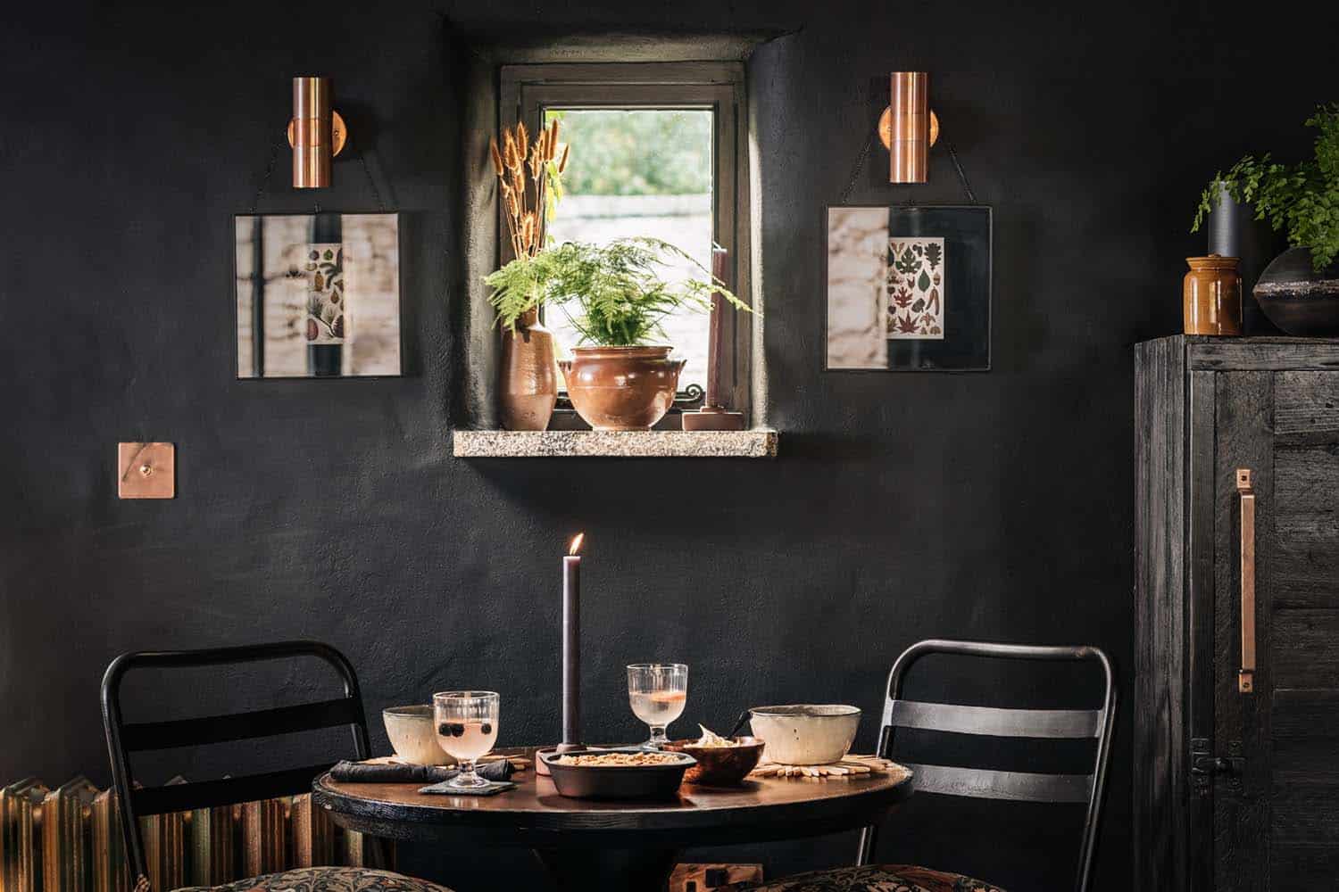 cottage-dining-room-with-dark-walls