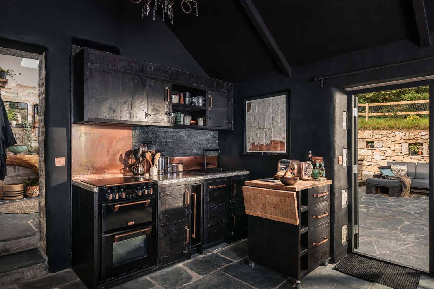 cottage-kitchen-with-dark-walls