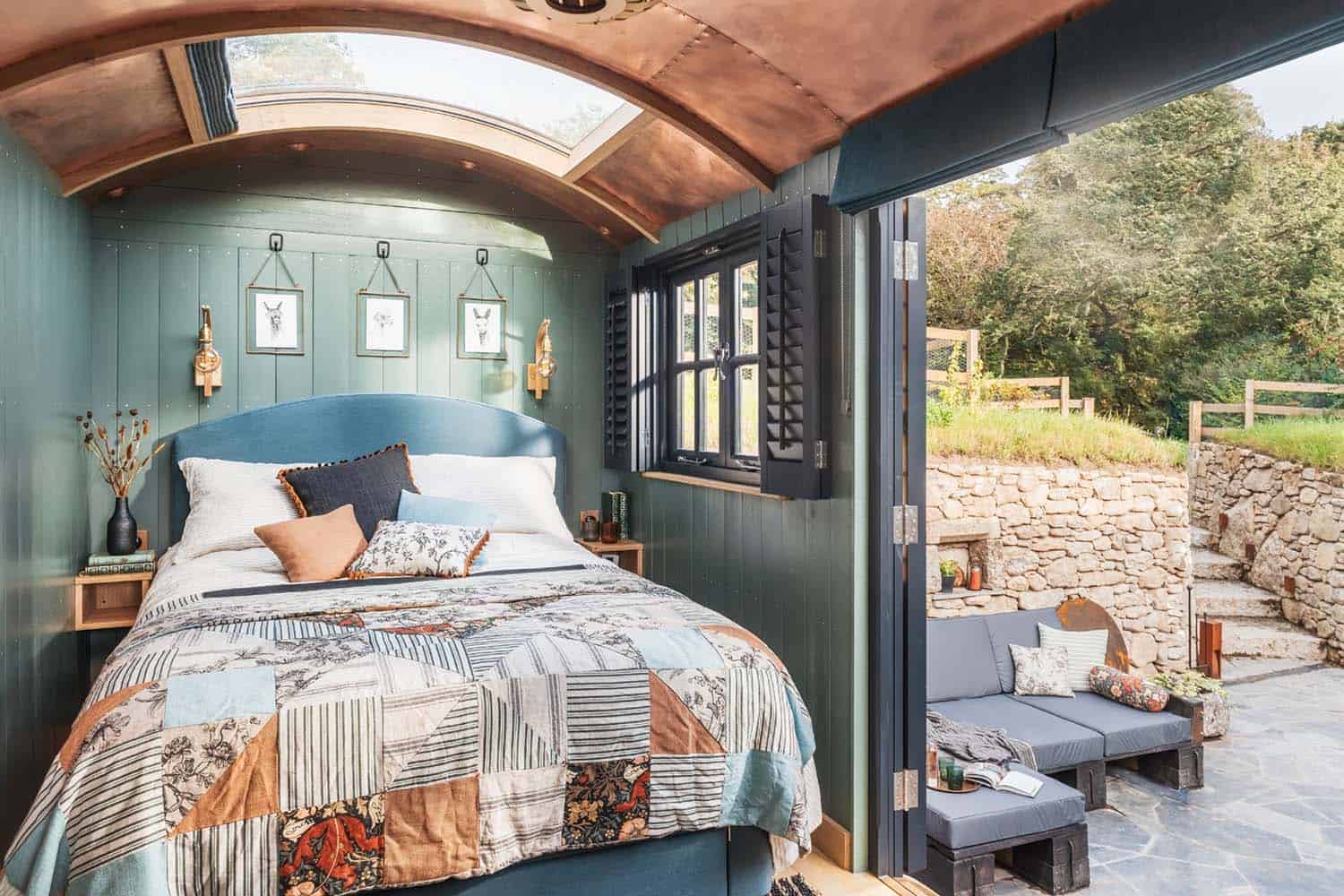 tiny-house-cottage-bedroom