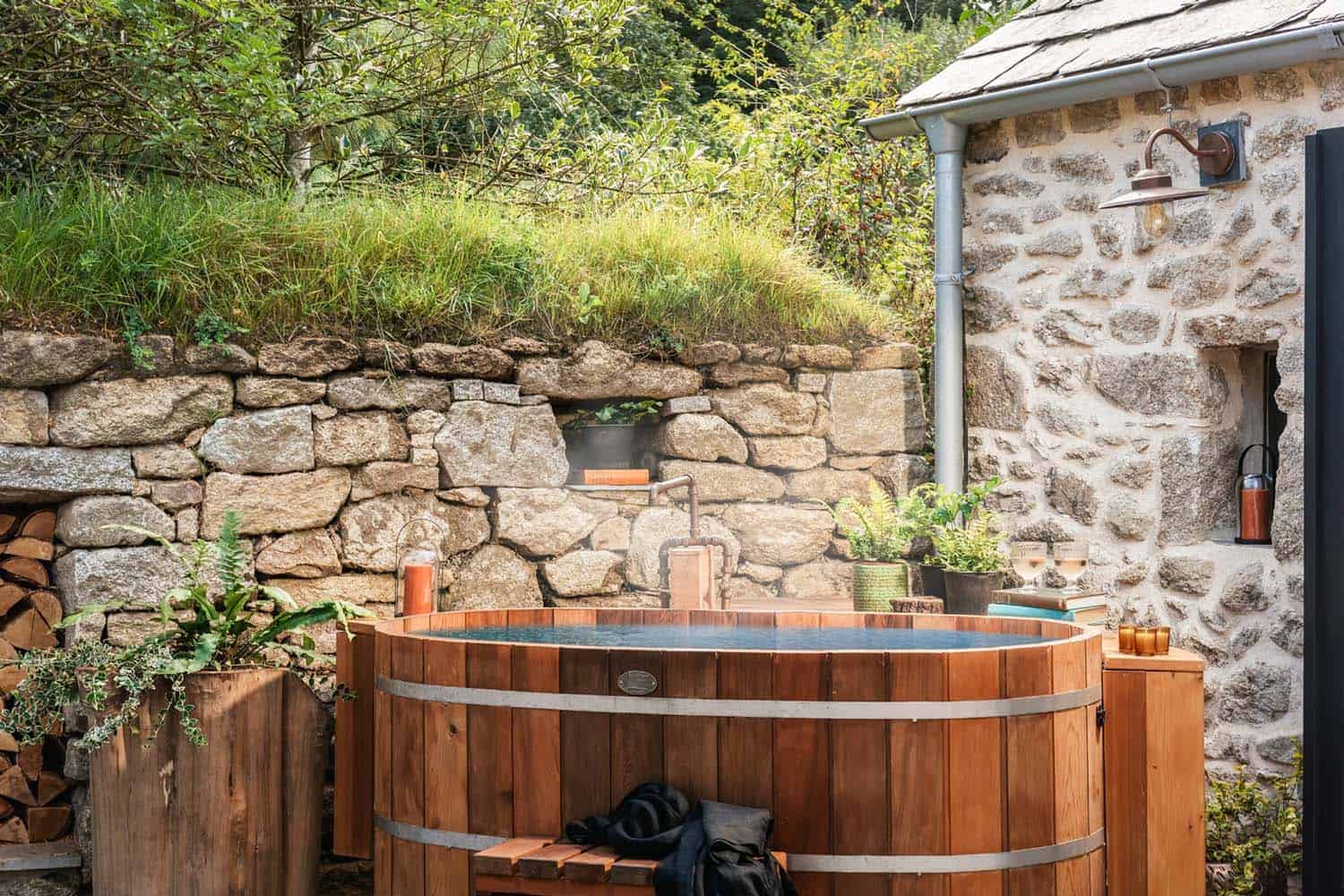 stone-cottage-courtyard-hot-tub
