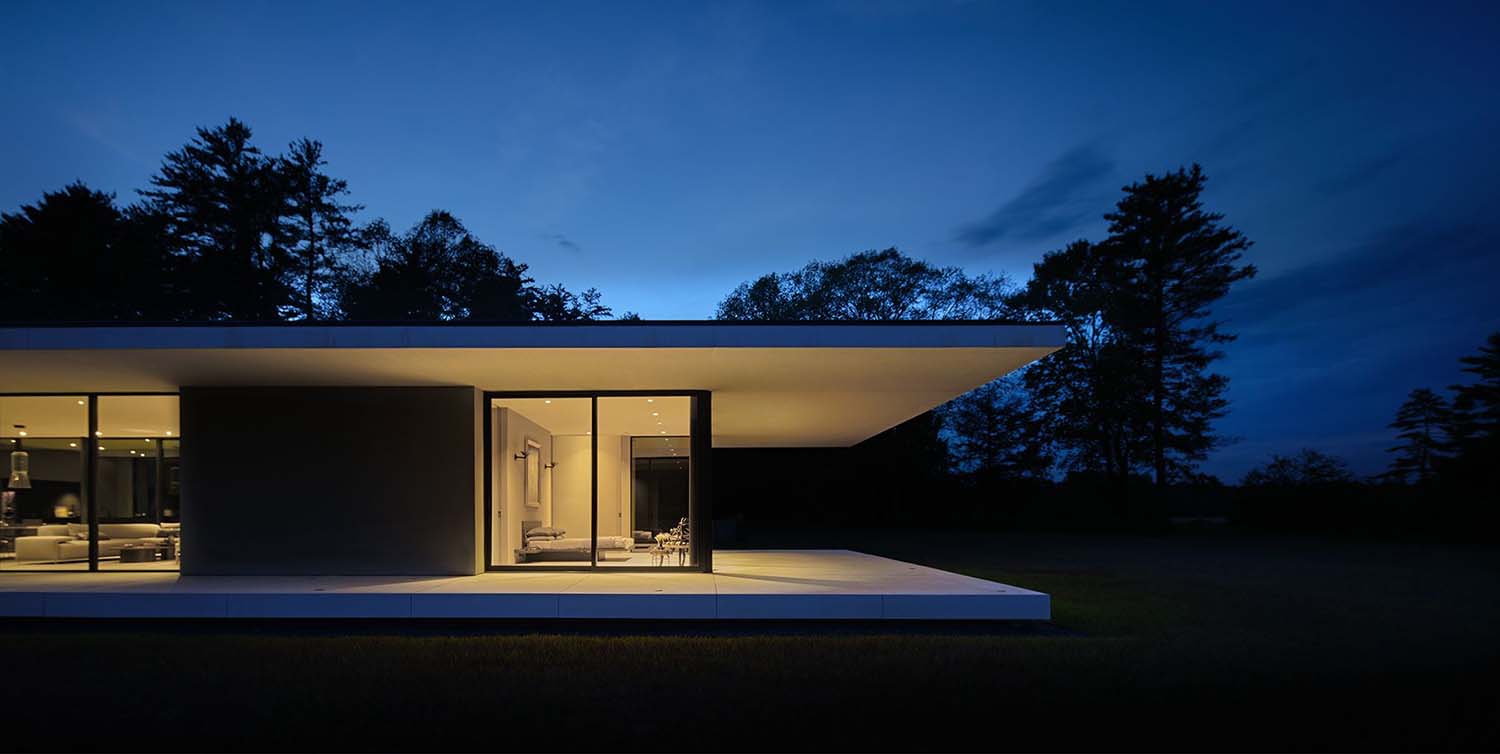 minimalist-house-exterior-at-dusk