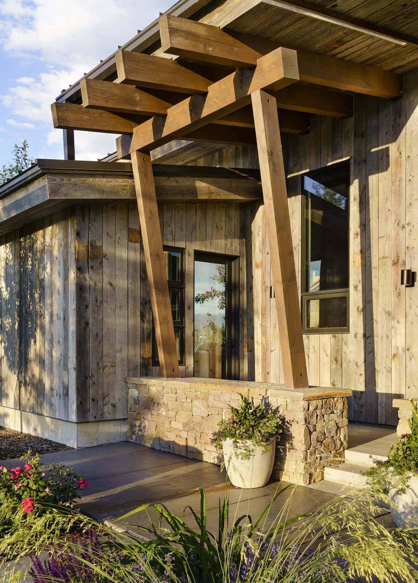 mountain-modern-timber-frame-cabin-exterior