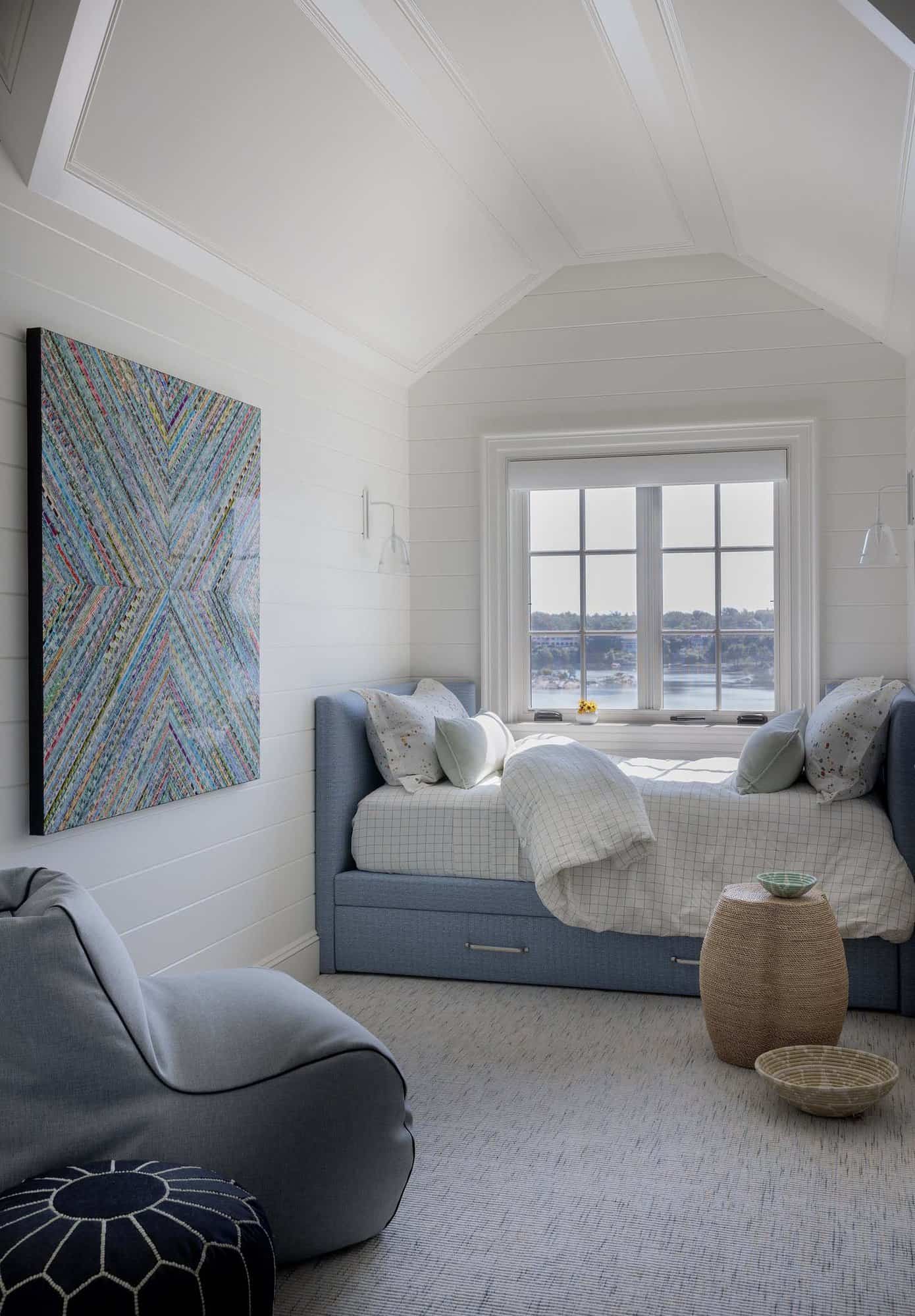 beach-style-window-nook-daybed