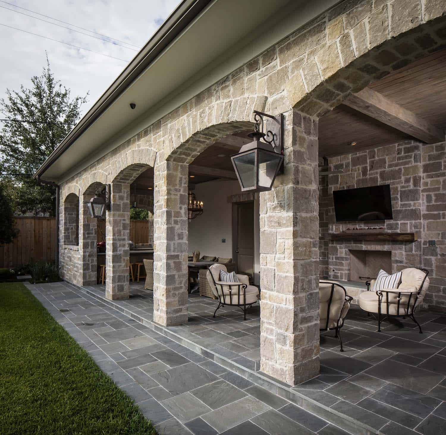 traditional-covered-patio