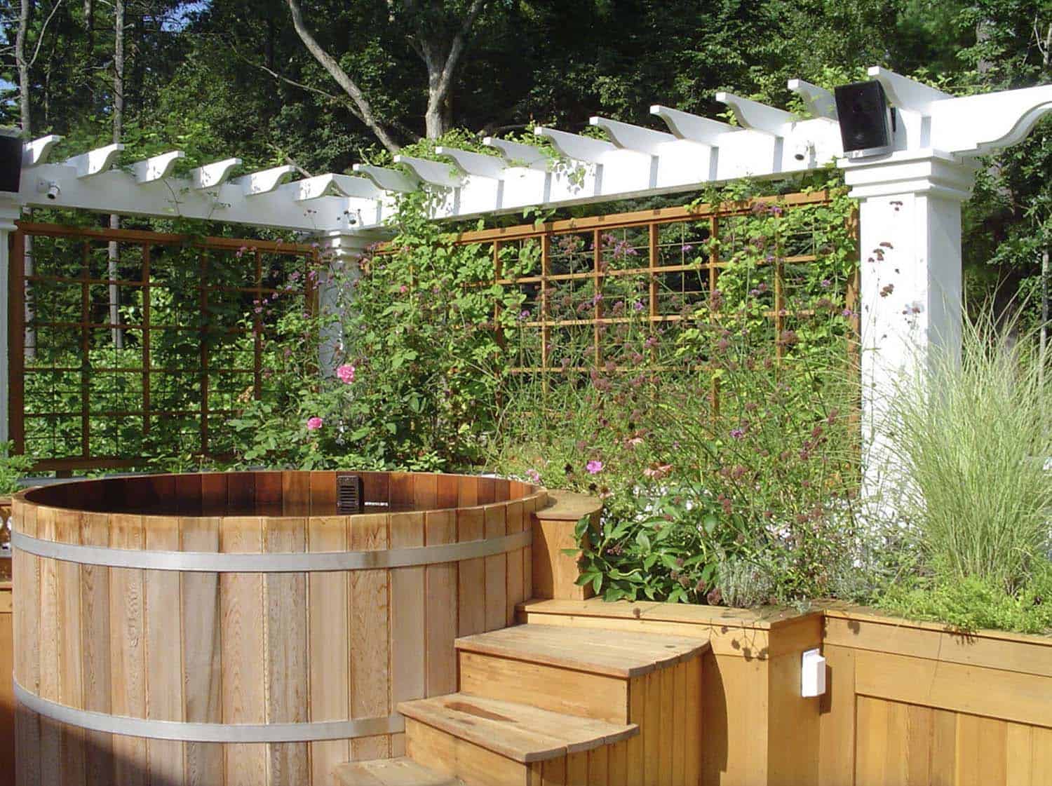 backyard-built-in-hot-tub-with-cedar-lattice