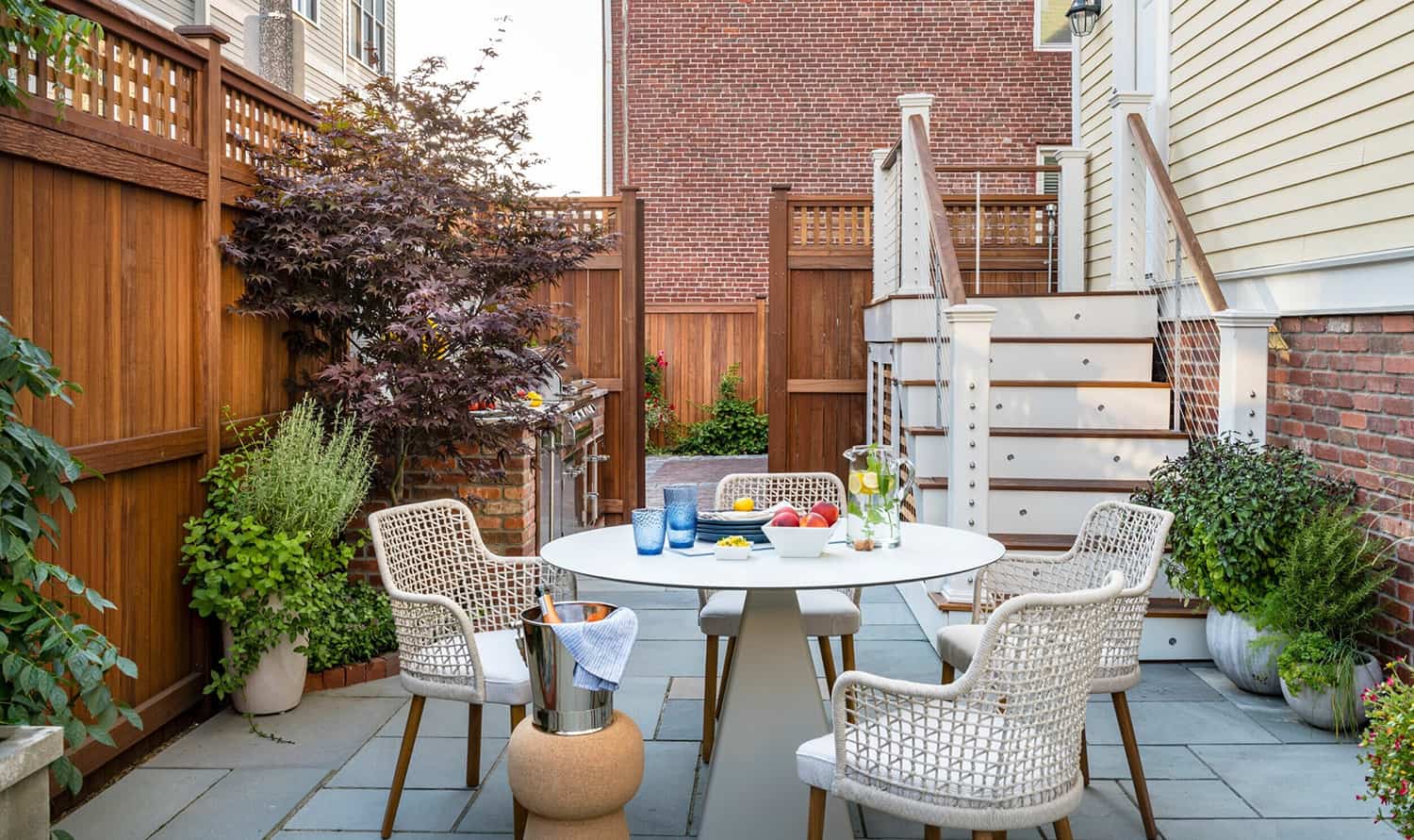 urban-outdoor-kitchen-with-a-dining-area